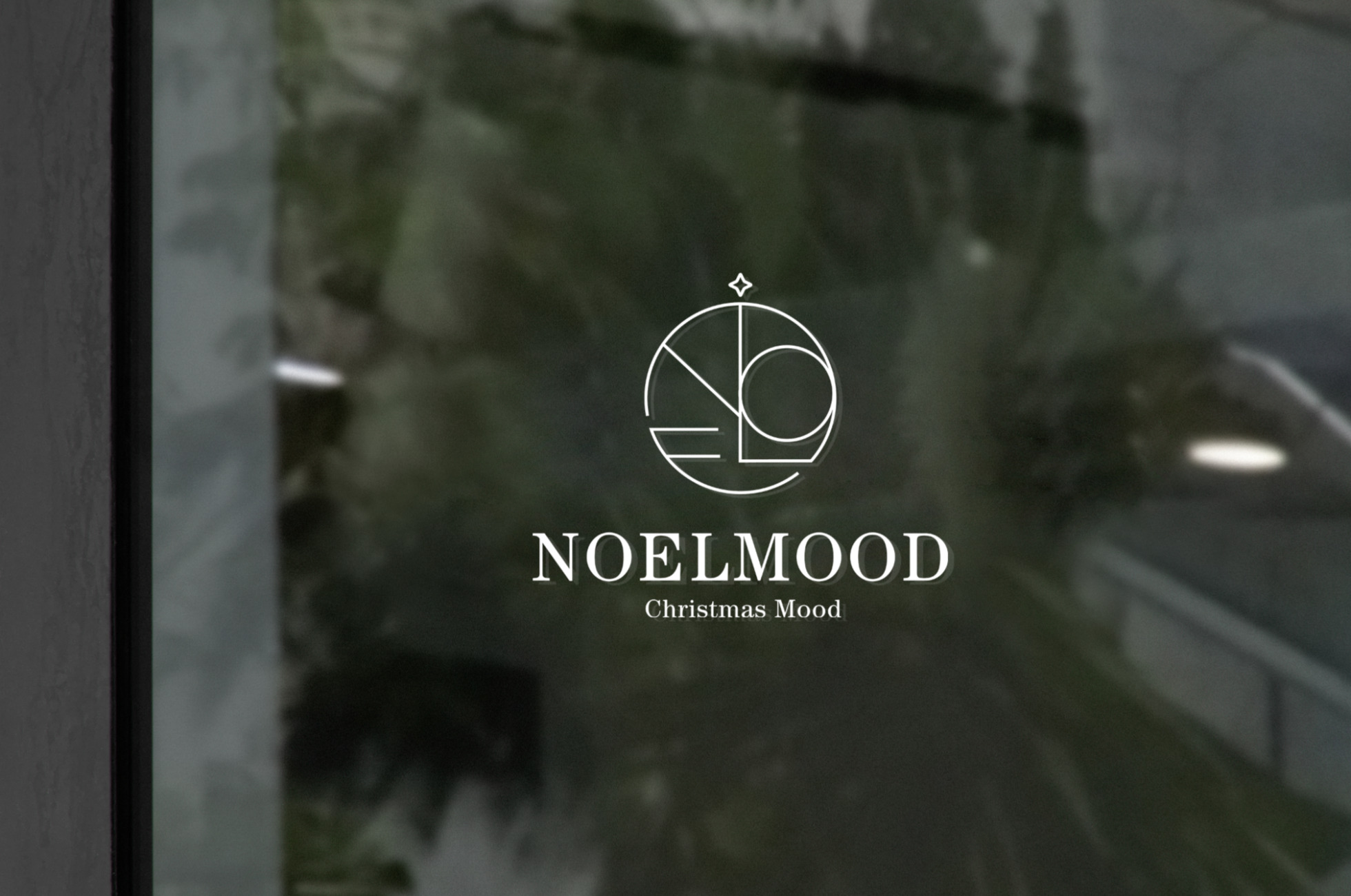 유리창에 NOELMOOD와 Christmas Mood 로고가 보인다.